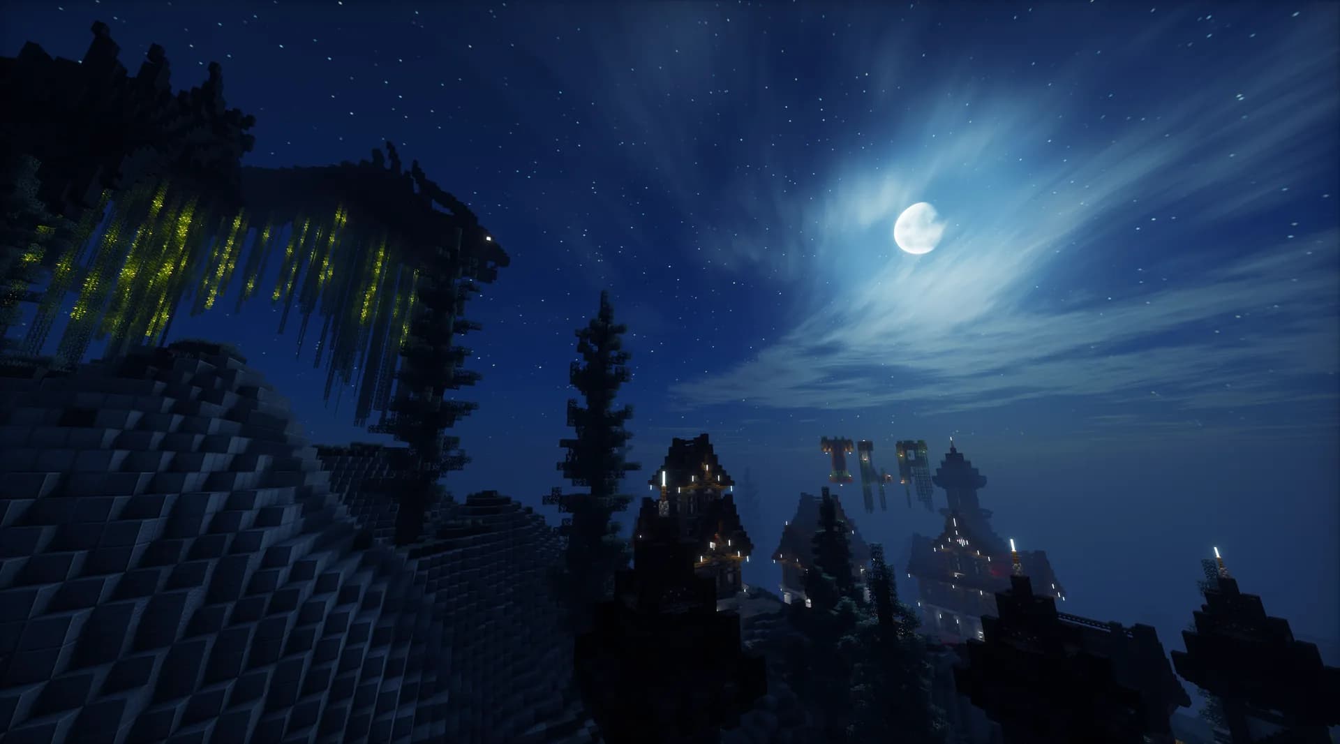 Templo de estilo oriental bajo la luna llena, con linternas encendidas entre pinos